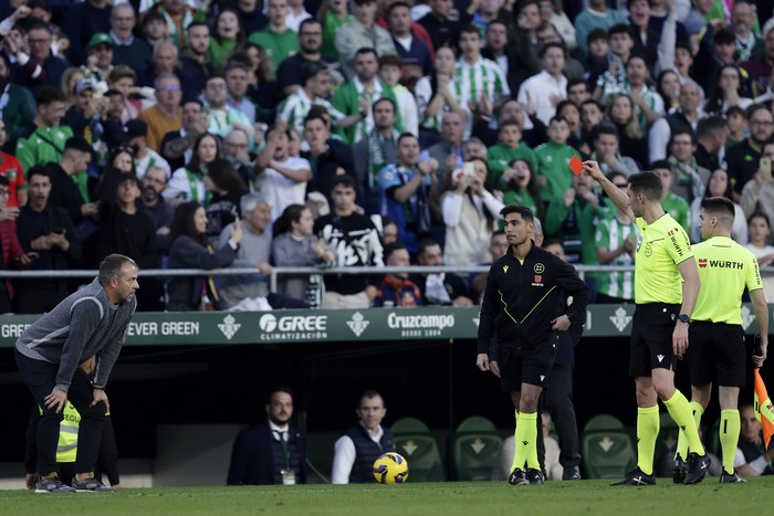 Flick dikartu merah dan terancam absen pimpin Barcelona lawan Atletico Madrid. Simak dampak dan reaksi klub terhadap insiden ini.